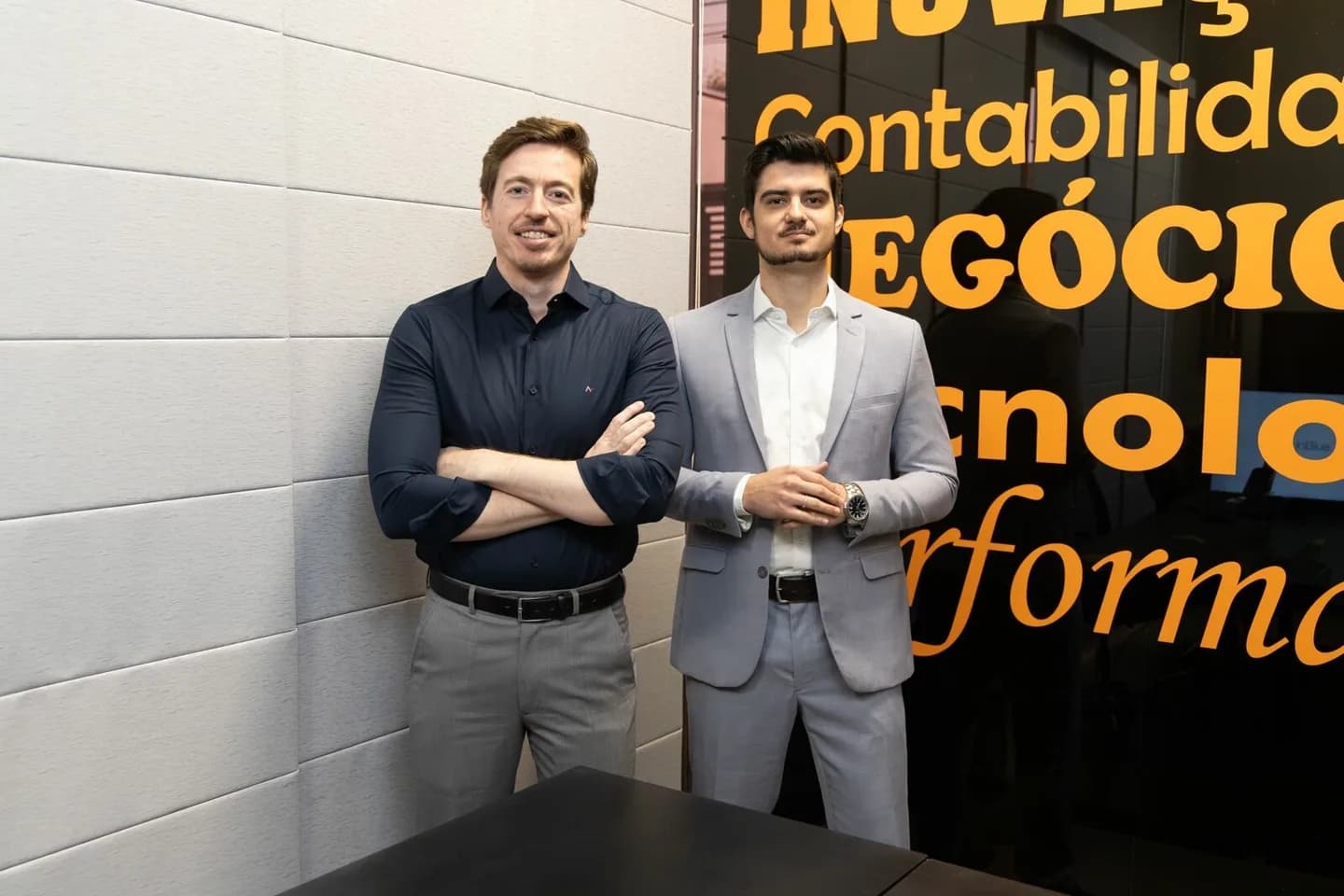 Dois integrantes da equipe inBlue no escritório