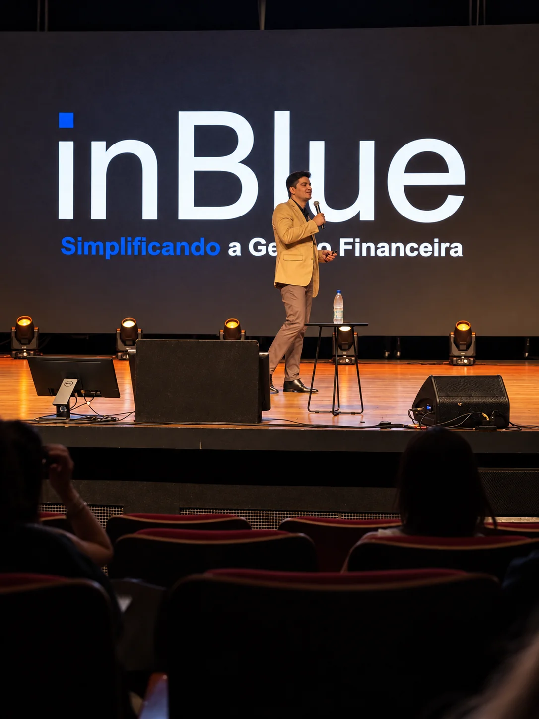 Luiz Ângelo durante uma palestra da inBlue sobre gestão financeira